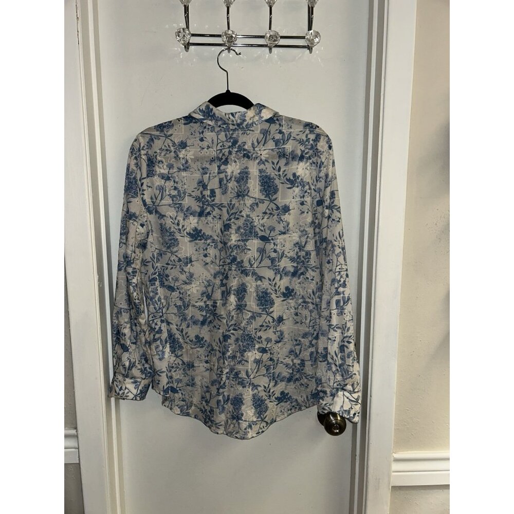 Vici Blue & White Floral Print Button Down Cottage Chic Blouse Size Medium - Picture 5 of 7